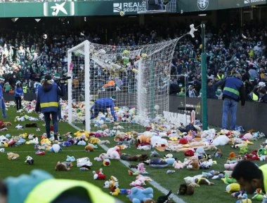 Πέταξαν λούτρινα παιχνίδια στο γήπεδο της Μπέτις και κανείς... δεν τους σταμάτησε (βίντεο)